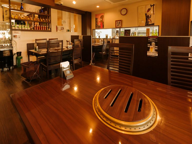 シックな色合いの清潔なテーブルで楽しいひとときを