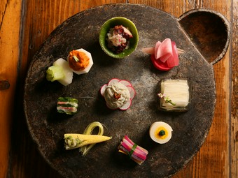 好みやお酒に合わせて、手間を惜しまず整えた酒肴が盛り込まれた『おつまみの盛合せ』