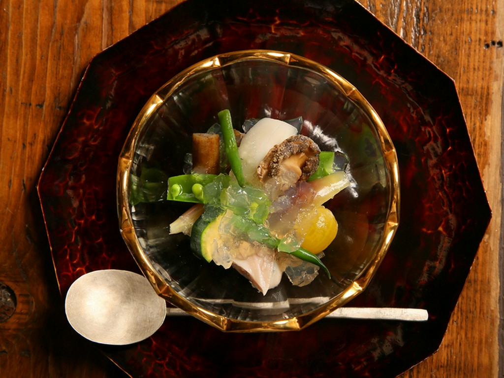 蛤の出汁を効かせたジュレと夏野菜の濃厚な旨味を『蛤と夏野菜の蛤出汁ジュレ寄せ』