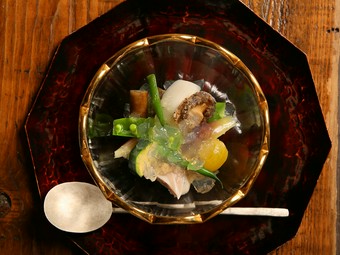 蛤の出汁を効かせたジュレと夏野菜の濃厚な旨味を『蛤と夏野菜の蛤出汁ジュレ寄せ』