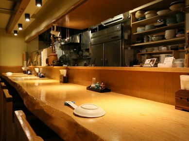 フラリと来店し、食事とお酒をひとり嗜む