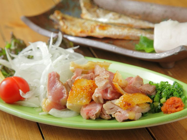 熟成したもも肉の表面をカリっと焼き、旨みと肉汁を閉じ込めた『比内地鶏もも肉のたたき』