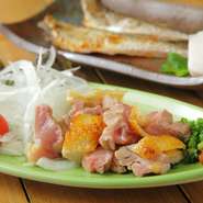 熟成したもも肉の表面を炭火でカリっと焼くことで旨みと肉汁をしっかりと閉じ込めています。日本三大地鶏である比内地鶏の美味しさがダイレクトに味わえる、店自慢の一皿です。