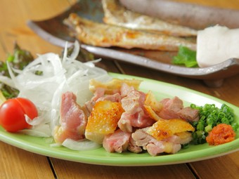 熟成したもも肉の表面をカリっと焼き、旨みと肉汁を閉じ込めた『比内地鶏もも肉のたたき』