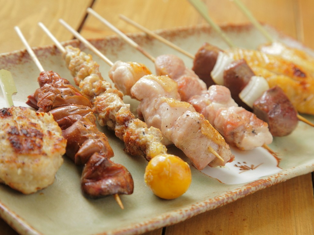 備長炭で香ばしく焼き上げた『比内地鶏串炭火焼』はほんのり甘い岩塩でめしあがれ