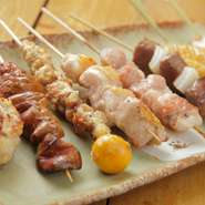 恵まれた環境で育った上質な比内地鶏を備長炭で香ばしく焼き上げた『比内地鶏串焼き』。ほんのりとした甘みのある岩塩をちょっとつけて食せば、その豊かな味わいに思わず感嘆の声があふれます。