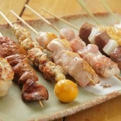 備長炭で香ばしく焼き上げた『比内地鶏串炭火焼』はほんのり甘い岩塩でめしあがれ