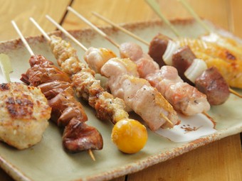 備長炭で香ばしく焼き上げた『比内地鶏串炭火焼』はほんのり甘い岩塩でめしあがれ