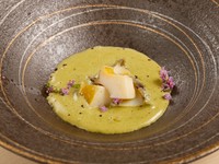 柔らかでコリコリした蒸しアワビの食感とクリーミーな濃厚ソースが絶妙！『蒸しアワビ　肝クリームソース』