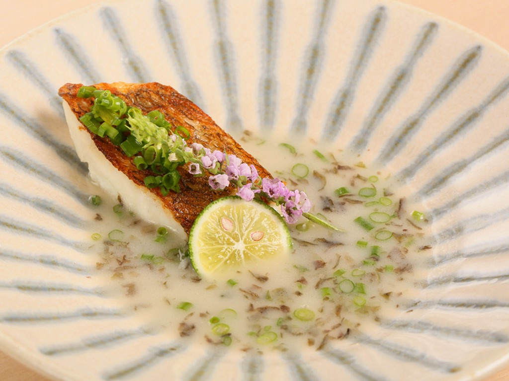 鯛の骨だけからつくった濃厚白濁ソースの『鯛の塩焼きパイタンソース仕立て』