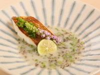 鯛の骨だけからつくった濃厚白濁ソースの『鯛の塩焼きパイタンソース仕立て』