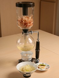 常連客にも大好評。この店名物の『サイフォンのカツオ出汁茶漬け』
