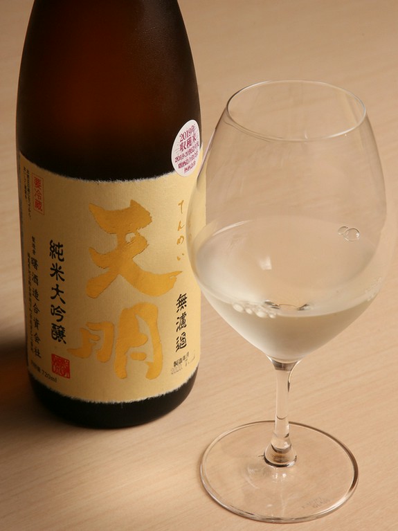 よいお酒はワイングラスで。香りが引き立ちます