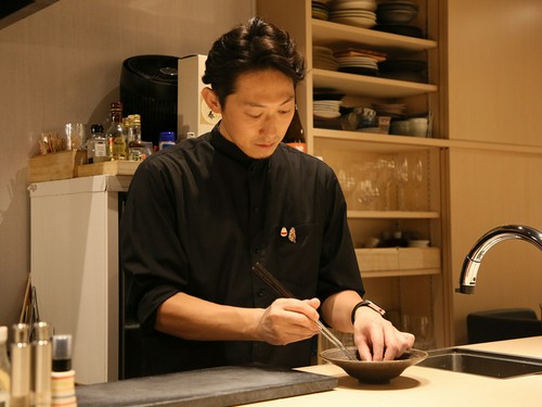 顧客一人ひとりに集中して料理を提供します