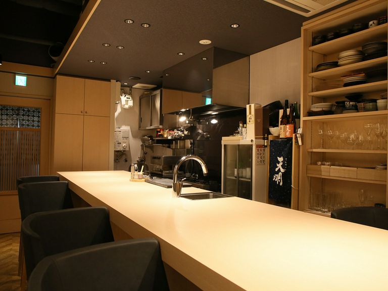 カウンター席は全7席。十分な間合いでゆったり過ごせます