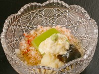 京都の老舗豆腐店より取り寄せた豆乳で作る、自家製湯葉を使った炊き合わせ。湯葉と冬瓜、カリフラワーのさっぱりした味にこっくりした味の茄子がアクセントを添えています。海老のそぼろあんをかけてまろやかに。
