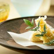 春のお野菜は香りがよく、旬ならではの奥ゆかしい風味を感じさせます。竹の子の天ぷらは、この時期ならではの逸品。甘く歯ごたえのある食感は、思わずビールや日本酒が飲みたくなります。是非ご堪能下さい。