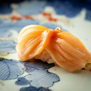 翌5時まで深夜営業をしている当店では、お一人様でのご利用もお待ちしております。カウンター席では気さくな大将との会話も交え、一品ずつ確かめるように食を堪能できます。また来たくなるような体験を是非鮨六式で