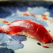 いつ食べてもおいしい「シャリ」に欠かせない「コシヒカリ」。一方で水分量の調節がとても難しくシャリ切りの熟練した技も必要です。年数をかけ熟成させた赤酢のまろやかさがネタとの見事な調和を醸し出します。