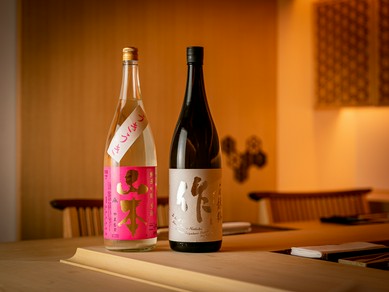 寿司の傍らで存在感を放つ、店主が選ぶ日本酒に酔いしれて