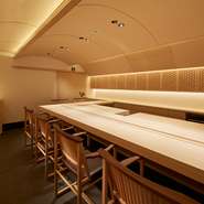 接待や会食などおもてなしの席に喜ばれる数々の逸品。店主が握る寿司や、移り変わる季節を感じる和食がビジネスシーンを和やかな雰囲気へと変え、親睦を深め合えることでしょう。