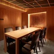 鮨六式では3つの個室が完備しており、非日常的な空間が広がります。3~4名での接待や、6名などでのカウンター貸し切りなど、多様なニーズにお答えいたします。