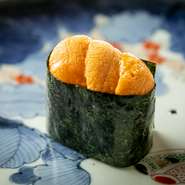 にぎりやつまみ、お酒や器にまで拘りが光る鮨六式では、会社での飲み会や、ご接待、デートや歓送迎会としてもご利用ください。個室も完備しておりますので、思う存分美食をご堪能いただけます。