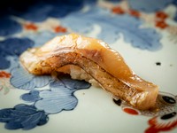 漬け・炙りの工程を経て完成される『ノドグロ　にぎり』