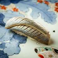 砂糖で〆ていくことで魚への浸透圧が高まり、塩気が出る前に酢〆が完了。加えて、酢の角も取れていくので丸みのある仕上がりとなっています。優しい味わいが次に現れる寿司への橋渡しを担っています。