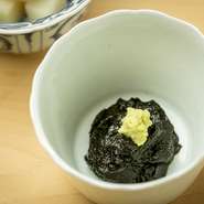 丁寧に引いた「だし」を煮詰めたものに、海苔を入れかき回していきます。海苔に火を入れていないため、かぐわしい海苔の香りは温存。塩味が押さえられているため、そのままでもおいしく、箸が伸びる逸品です。