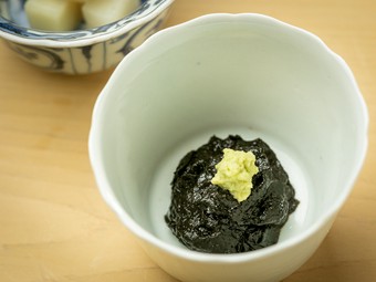 ガリと共に最初に登場。おつまみにも箸休めにもなる『海苔の佃煮』