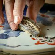 カウンターは5名様より貸し切りが可能です。
【営業時間】11:00(open)~14:00(close)
【メニュー】握り11貫、巻物、味噌汁
前日までのご予約になりますので、
ご利用の際は[050-5870-5655]までご連絡お願い致します。