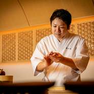 滞在時間の制限などは一切設けず、ただひたすらにおいしい寿司を堪能してもらうことを純粋に目標とされている伊藤氏。訪れる人には緊張感ではなく、満面の笑みを浮かべてもらうことを第一に考えられています。