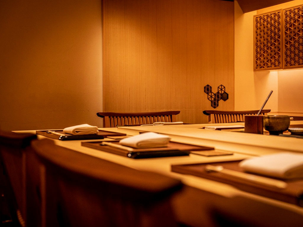 木に包まれ、穏やかな時間を過ごせるカウンター席