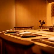 職人が日々腕を振るう、6メートル級の木曽檜を使った一枚板のカウンター。特別に誂えられた組子模様の格子にも木がふんだんに用いられ、木の温もりを感じながら握りたての寿司を堪能できます。