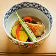 旬の野菜と脂ののった金目鯛が彩り豊かに盛付けられた、目でも楽しめる一皿です。上品な甘みが際立つ金目鯛と絶妙な食感を残した野菜が五感を大いに刺激します。