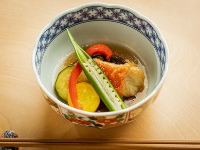 彩り豊かに盛付けられた『夏野菜と金目鯛の南蛮漬け』は目でも楽しめる一皿