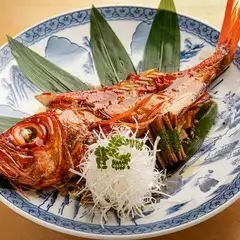 1キロ以上ある、近海で水揚げされた金目鯛が丸ごと堪能できる『金目鯛の姿煮』