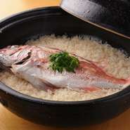 お店一押しの〆は【鯛めし】。蓋をあけると存在感たっぷりの鯛が。食欲をそそる出汁の香りがゲスト様の胃袋をつかむこと間違いなしの一品です。