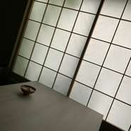 店内は飾り気のないシンプルな内装でまとめられ、料理とお酒をゆったりと満喫できる雰囲気。堅苦しさは一切なく、カジュアルな接待やデート、家族の食事会など、幅広く利用できます。