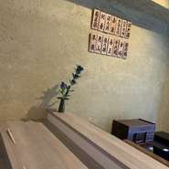 一人でも気兼ねなく食事ができるカウンター席を用意。厨房から伝わる調理の音や香りを感じながら、料理を待つ間も退屈せずに過ごせます。仕事終わりに訪れて、一日の疲れを癒してみては？