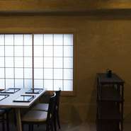 ビジネス街に囲まれた都心にあり、接待や会食にも便利。店主が紡ぎ出す東京の郷土料理は、舌の肥えた食通のゲストをもてなす席にも最適です。芝の地酒をはじめ、料理に合うお酒も逸品揃い。