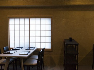 東京の中心部で、この土地ならではの郷土料理と地酒に舌鼓