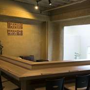 店内にはゆったりとしたカウンター席も。おひとりでじっくり料理を味わうもよし、デートで利用するもよし、様々なシーンでご利用いただけます。
