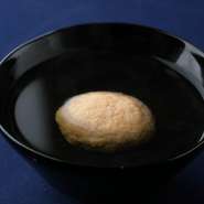 その昔、芝の海で大量に獲れたことから名づけられたという芝海老。そんな芝海老を丁寧にすりつぶし、柔らかい団子状にした看板料理です。鰹出汁の澄んだ風味が広がり、芝海老の旨みが際立ちます。