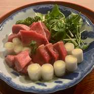 「ねぎま」とは、ネギとまぐろのこと。昔から東京で食べられてきた鍋料理を、上品にアレンジした逸品です。まぐろを鰹出汁にくぐらせることで程よく脂が抜け、すっきりとした旨みを堪能できます。
