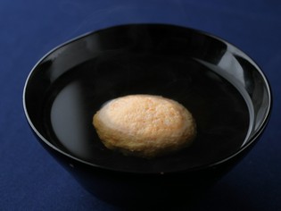 澄み切った鰹出汁の繊細な味わいが広がる『芝海老しんじょう汁』