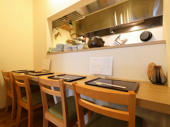 一人でも居心地抜群。店内は堅苦しさを感じさせない雰囲気