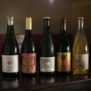 イタリアやフランス、ギリシャ、ジョージアといった産地を中心に、ナチュールワインをセレクト。国産では函館の「農楽」や宮崎の「香月ワインズ」など、交流のあるワイナリーの銘柄を取り揃えています。