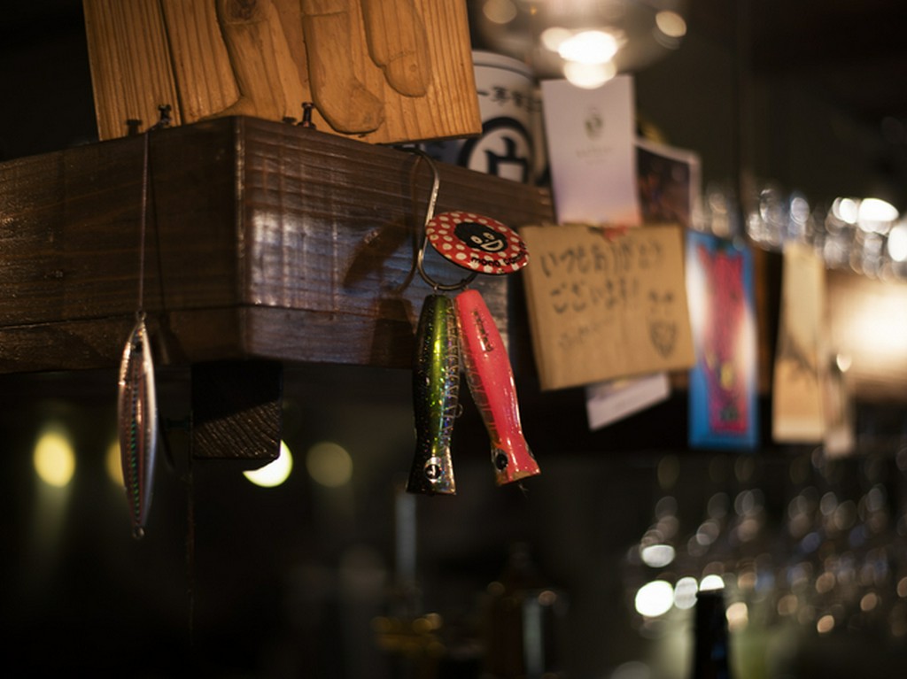 魚をモチーフにしたアイテムが並ぶ、遊び心満載の店内